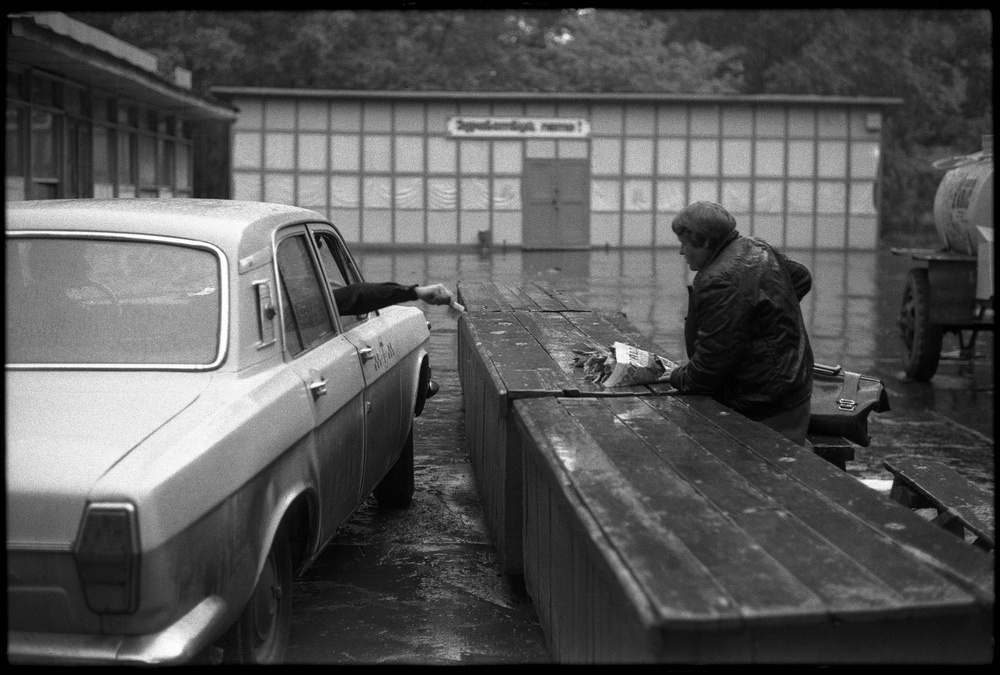 Покупка цветов в дождливую погоду, 15 июня 1985, г. Новокузнецк. Видео «Налетай! Не скупись! Покупай…» с этой фотографией.