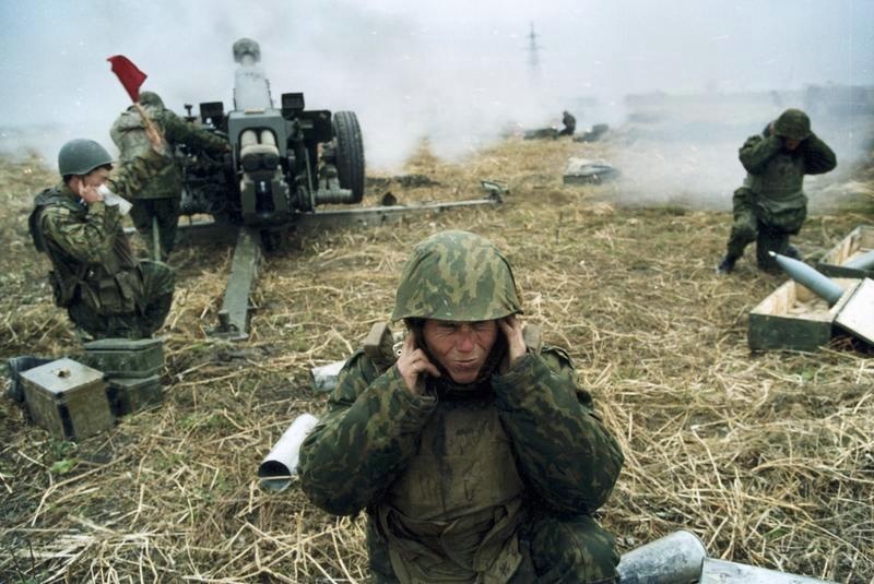 Артиллерийский расчет, 1999 год, Чеченская Республика. 7 августа 1999 года началась Вторая чеченская война. Активная фаза боевых действий продолжалась с 1999 года по 2000 год.