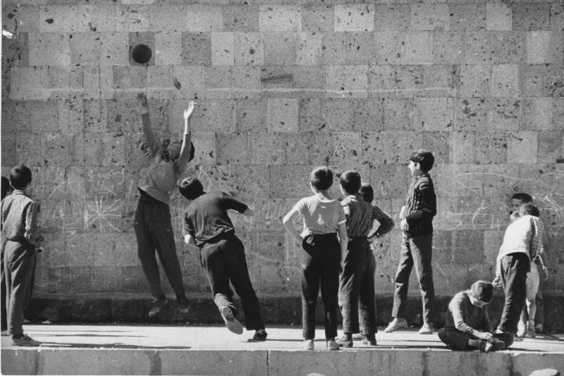 Игра, 1960-е, Армянская ССР. Выставка «Игра длиной в полвека» с этой фотографией.