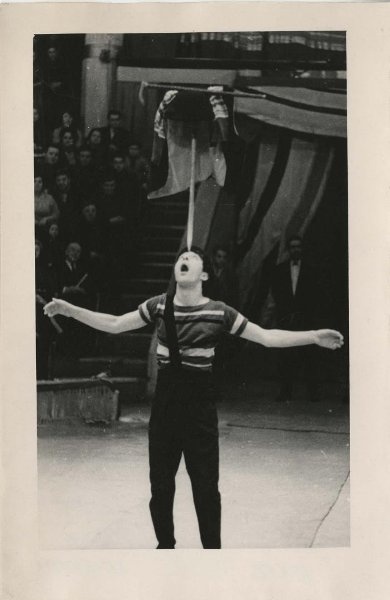 Клоун Леонид Енгибаров, 1960-е. Выставка «"Философ на манеже". Грустный клоун Леонид Енгибаров» с этой фотографией.