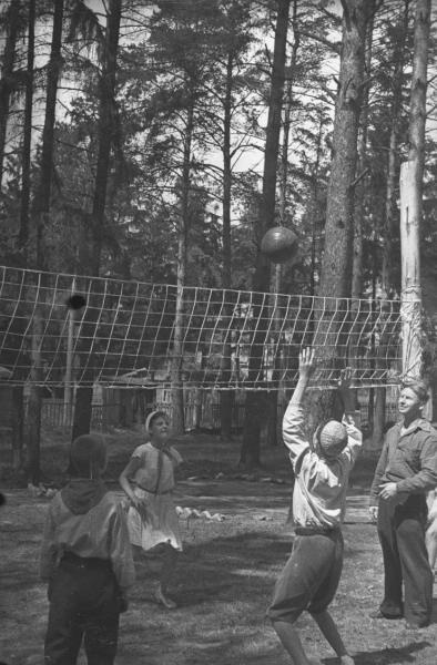 Игра в волейбол, 1940-е