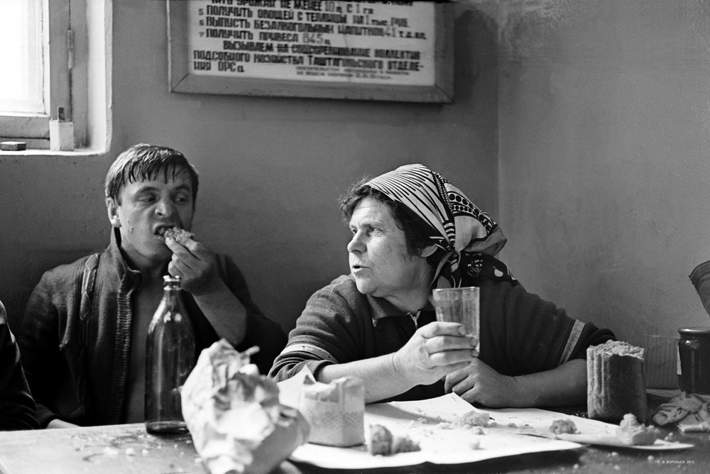 Обед бригады свинарей. Свиноферма, 29 мая 1981, г. Новокузнецк. Выставка «Обеденный перерыв!» с этой фотографией.
