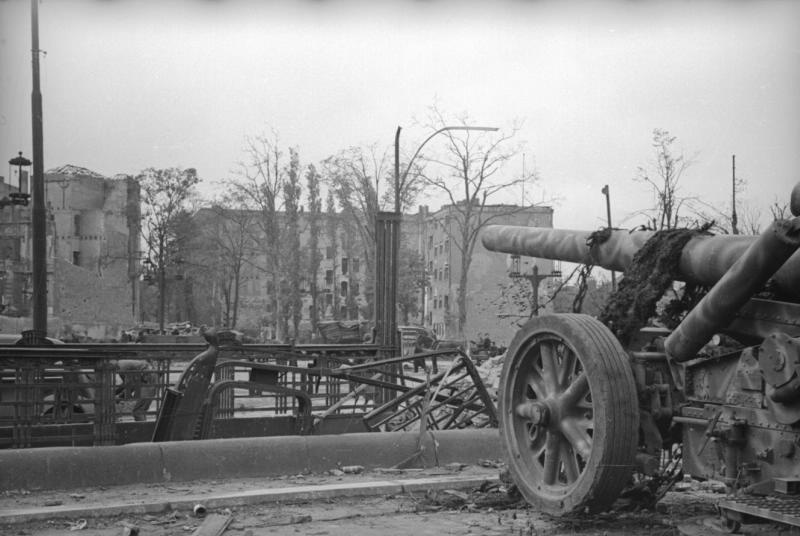 Орудие на улице Берлина, 1945 год, Германия, г. Берлин
