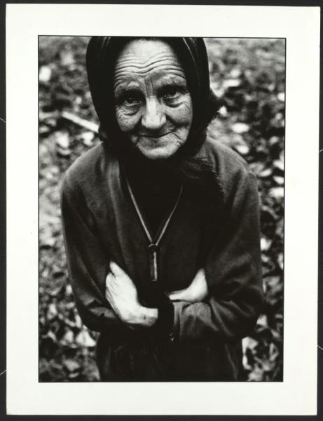 Исполнительница народных песней из Дзукии, 1975 год, Литовская ССР, Дзукия. Выставка «Портреты Антанаса Суткуса» с этой фотографией.&nbsp;