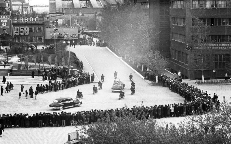 Правительственный кортеж на площади перед заводом «Уралмаш», 1958 год, г. Свердловск