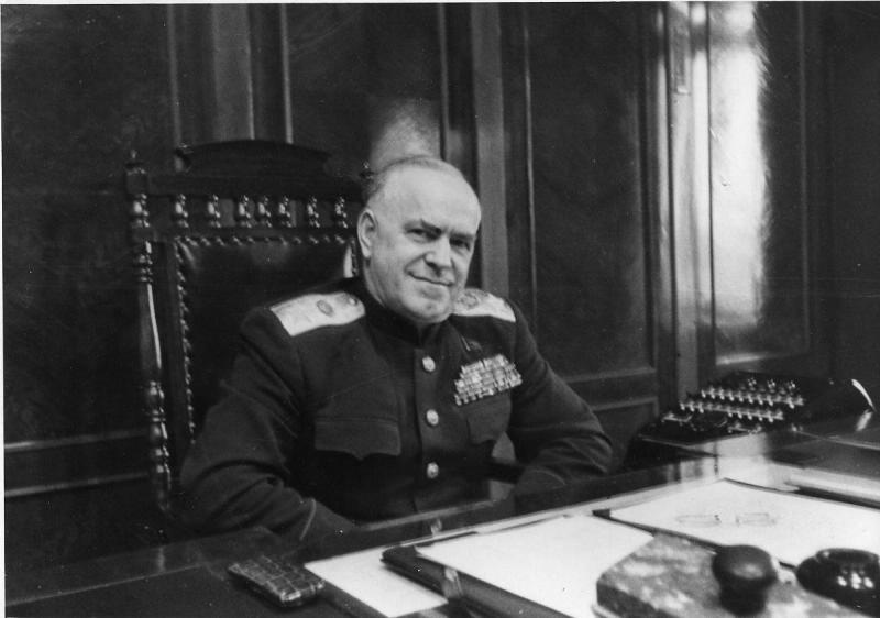Маршал Георгий Жуков в рабочем кабинете, 1960-е, г. Москва. Видео «Кумир Жукова» с этой фотографией.
