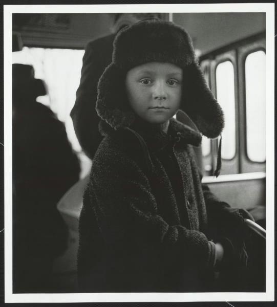 Поездка в город, 1972 год, Литовская ССР, г. Вильнюс. Выставки «Детские глаза поколений», «Когда мы ездили без масок» и видео «Пионеры», «Роберт Рождественский. "Все начинается с любви"» с этой фотографией. 