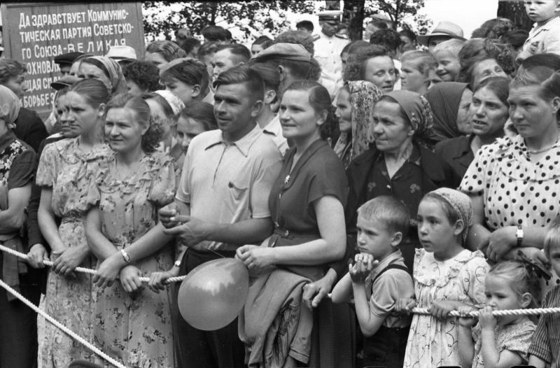 Праздник на озере Круглое. Зрители, 1958 год, Московская обл., Краснополянский р-н