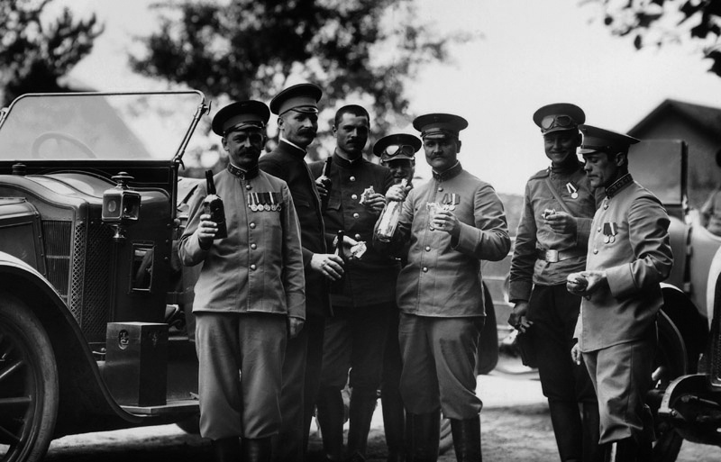 Водители придворного ведомства у автомобилей, принадлежащих императорской фамилии, 1913 - 1914