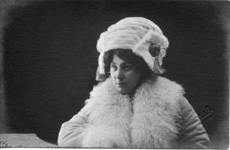 Портрет женщины в головном уборе в виде чалмы, 1910-е, г. Казань