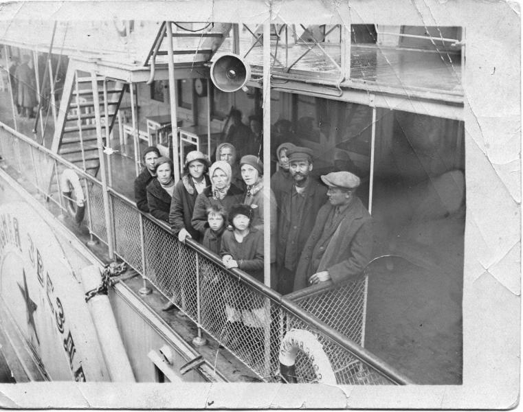 Группа пассажиров на пароходе, 1920-е. Выставка «По волнами» с этой фотографией.&nbsp;