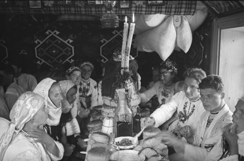 Деревенская свадьба. Застолье в хате, 2 августа 1940 - 31 декабря 1940, Молдавская ССР, Северная Буковина, дер. Михальцы