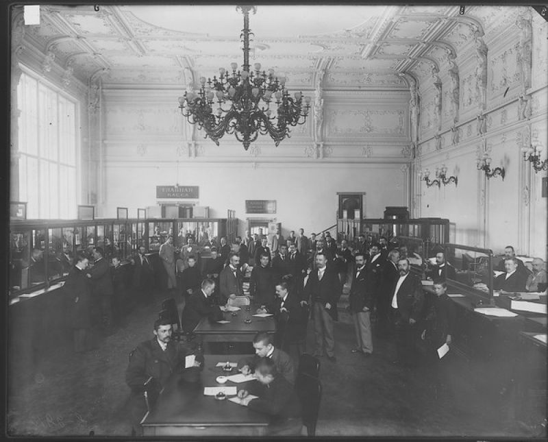 Народ в Операционном зале Петербургского учетного и ссудного банка (ныне Малый зал Филармонии), 1913 год, г. Санкт-Петербург