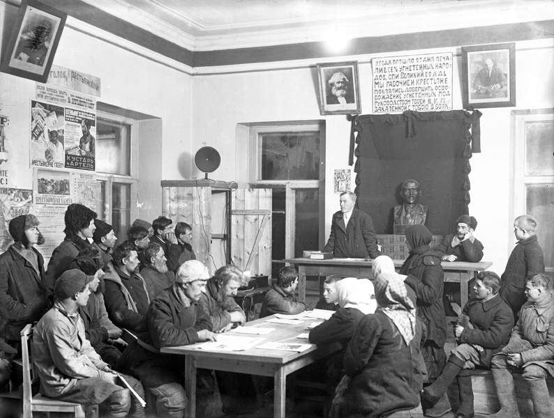 Дом крестьянина. Политинформация, 1926 год, г. Галич. Выставка «Те, которых не было» с этой фотографией.&nbsp;
