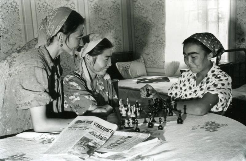 Девушки, играющие в шахматы, 1955 - 1965, Узбекская ССР, Ташкентская обл., колхоз «Политотдел»