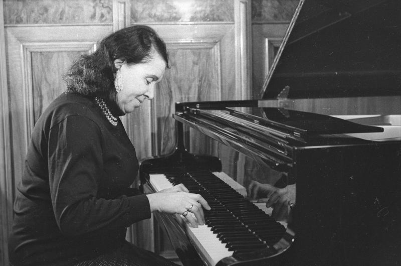 Наталья Сац за роялем, 1960-е, г. Москва