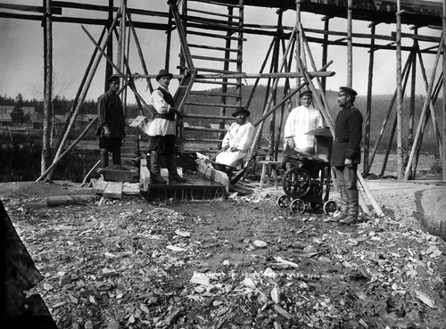 Добыча золота. Члены старательной артели за промывкой проб золота, 1902 год, о. Сахалин