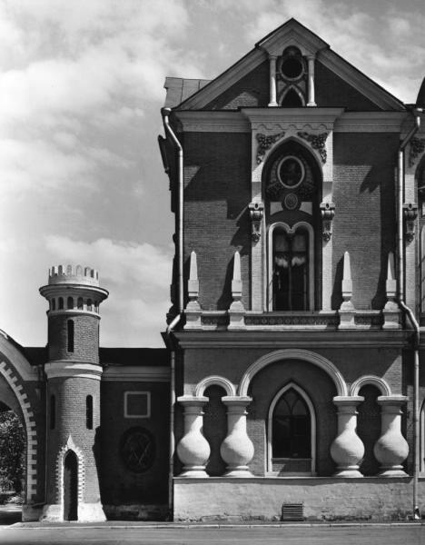 Петровский путевой дворец, 1970-е, г. Москва. Дворец на Тверском тракте (ныне Ленинградский проспект) построен по приказу Екатерины II в 1776—1780-х годах в честь успешного завершения Русско-турецкой войны как резиденция для отдыха знатных особ после дороги из Петербурга в Москву. Архитектор Матвей Казаков.