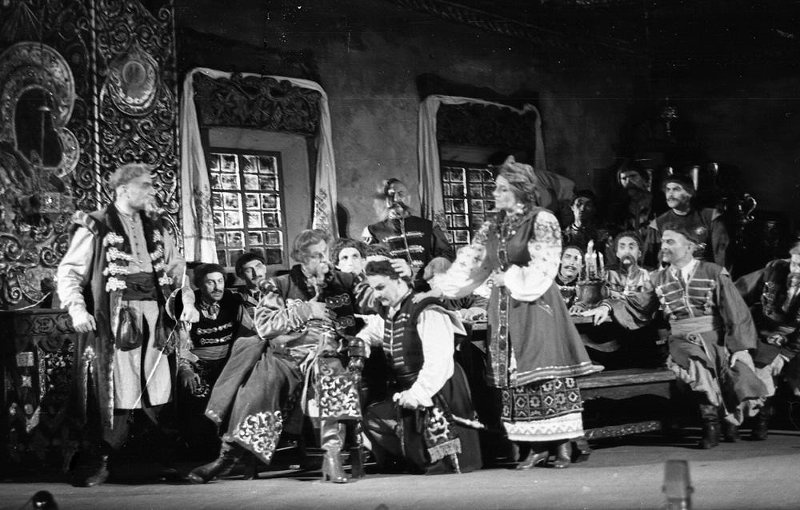 Опера Петра Чайковского «Мазепа» на сцене филиала Большого театра, 1949 год, г. Москва. &nbsp;В партии Кочубея – Николай Щегольков, Андрея – Федор Федотов, Любови Кочубей –Бронислава Златогорова, Искры – Александр Перегудов.Филиал Большого театра открылся в 1924 году в помещении бывшей частной оперы Зимина на углу Кузнецкого Моста и Большой Дмитровки (нынешнее здание Московской Оперетты). На этой сцене спектакли шли до 1959 года.