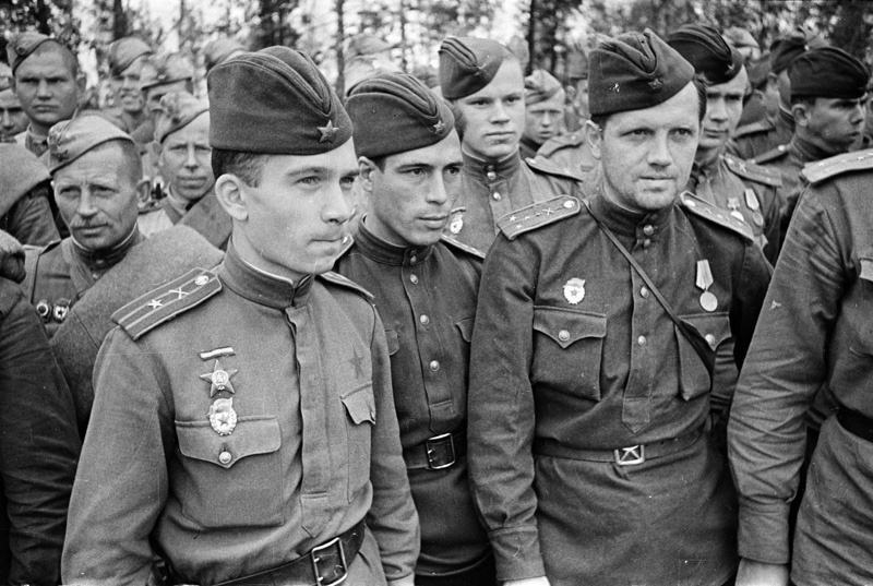 Общее построение. Из серии «1-я гвардейская мотострелковая бригада», 1943 год. Майор-артиллерист Курнаковский с однополчанами.