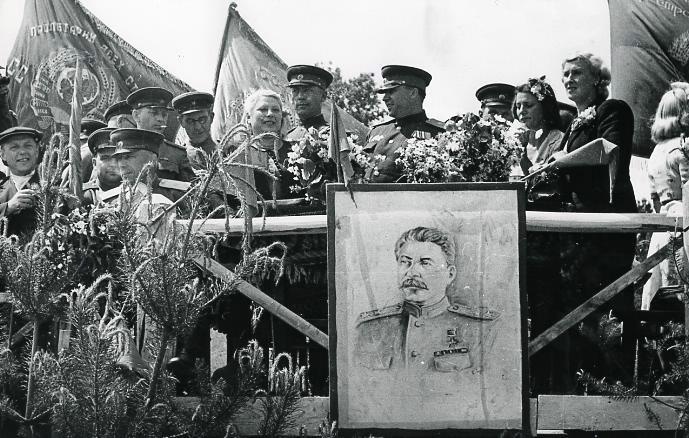 Трибуна с портретом Сталина, 1945 - 1949. Выставка «1932-й. До и после. Борис Игнатович», видео «Борис Игнатович» с этим снимком.