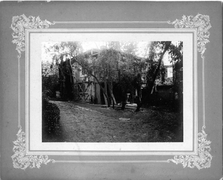 Дом в Крыму, 1910-е. Авторство снимка приписывается П. И. Веденисову.