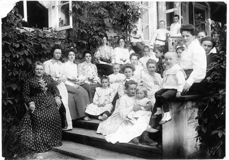 Фотография женщин и детей на ступенях дома, 1900-е