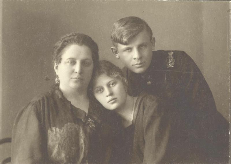 Портрет семьи Орловых: мать с сыном и дочерью, 1907 - 1915, Смоленская губ., г. Смоленск