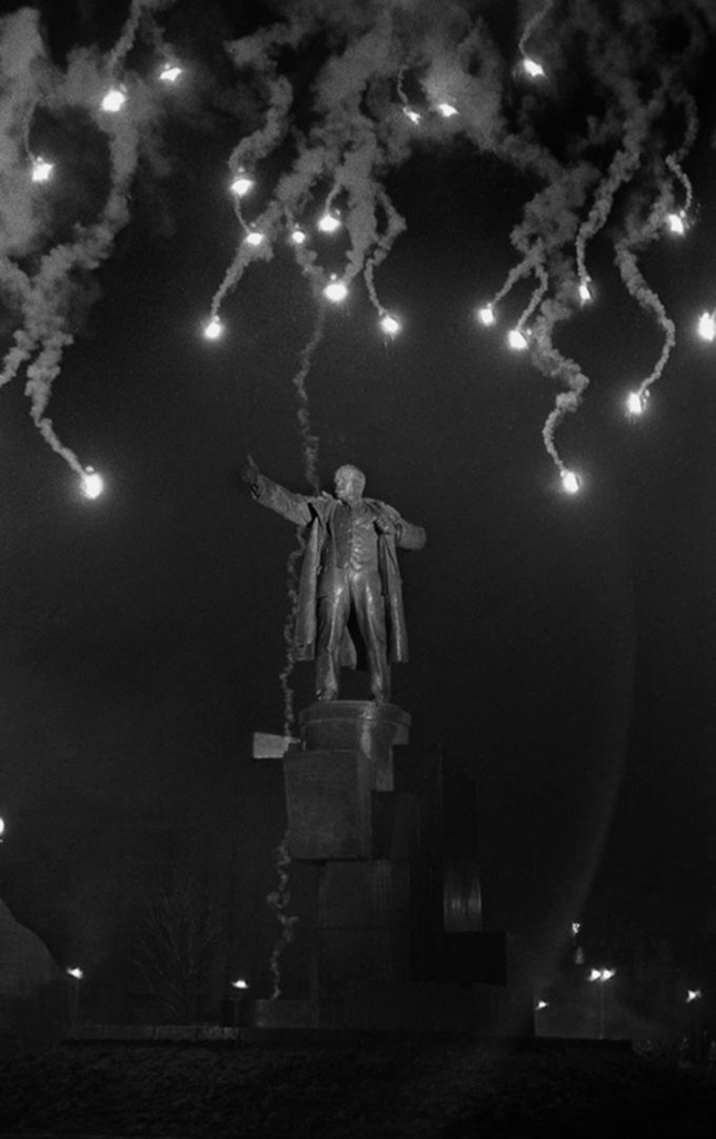 Памятник Ленину у Финляндского вокзала, 7 ноября 1947, г. Ленинград. 30-я годовщина Октябрьской революции.Выставка «Главный день в жизни мертвого государства»&nbsp;с этой фотографией.