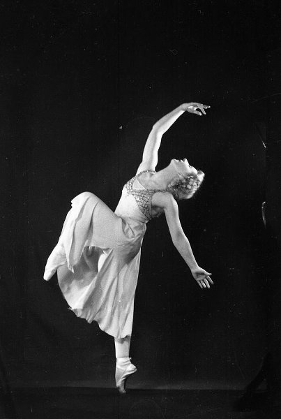 Солистка балета Большого театра Софья Головкина репетирует заглавную партию в балете Александра Глазунова «Раймонда», 1949 год, г. Москва. Выставка «Ballet Époque» с этой фотографией.
