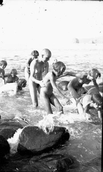 Девочки, купающиеся в море, 1930-е