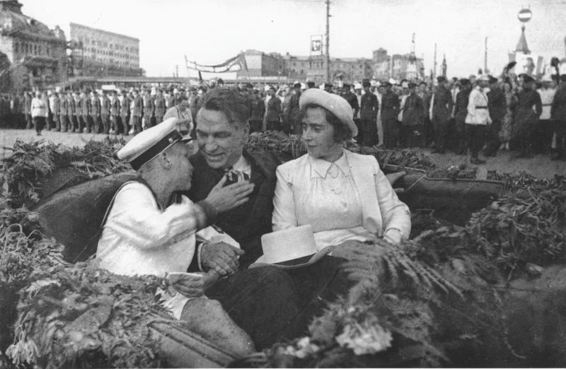 Валерий Чкалов с женой и сыном на площади Белорусского вокзала, 20 - 30 июня 1937, г. Москва