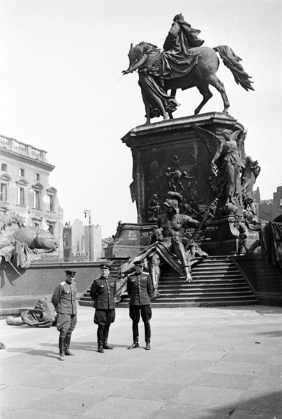 Восточно-Прусская операция, 13 января 1945 - 24 апреля 1945, Германия, г. Берлин. Советские войска в Берлине. Памятник Кайзеру Вильгельму I.