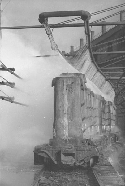 Охлаждение стальных слитков душем, 1937 год, г. Магнитогорск