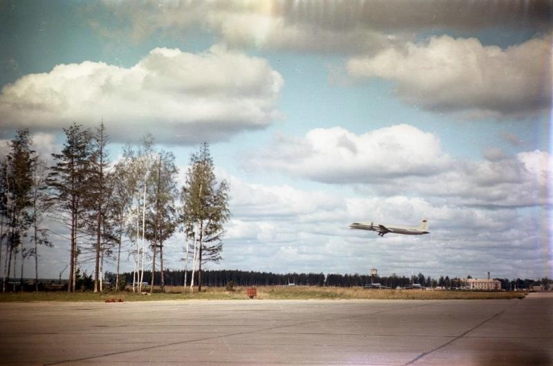 Самолет над взлетно-посадочной полосой аэродрома, 1960-е. Выставка «Приятного полета!» с этой фотографией.
