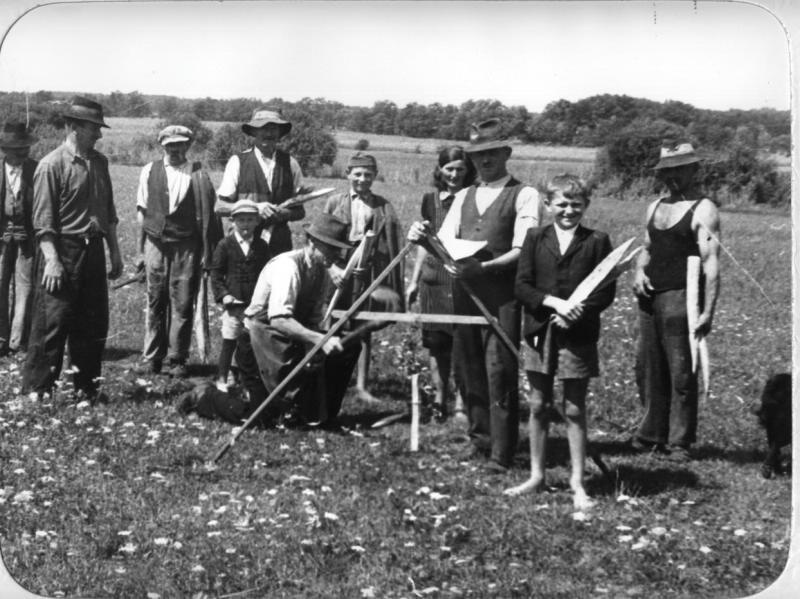 Венгерские крестьяне делят землю местного помещика, август 1945, Венгрия