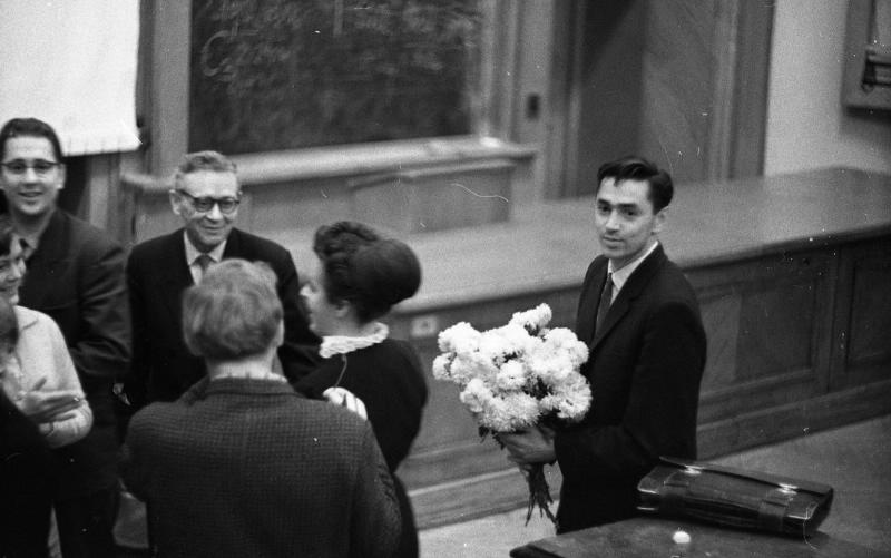 Ученый с букетом цветов (защита диссертации), 1963 - 1964, г. Москва. Выставка «Язык цветов» с этой фотографией.