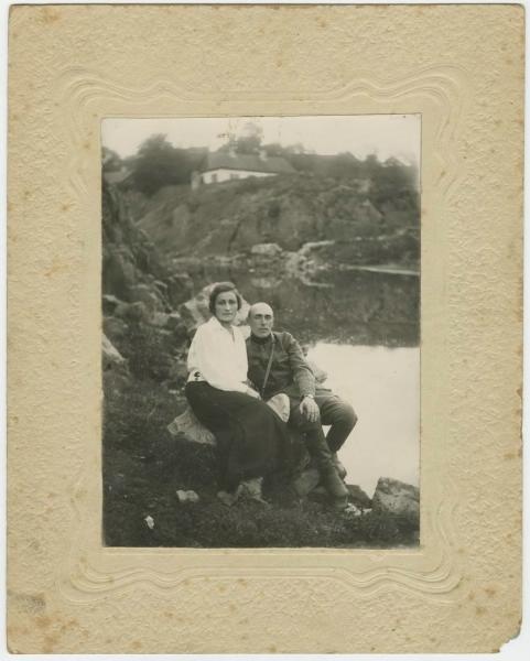Иван Иванович Садовников с женой, 1920-е