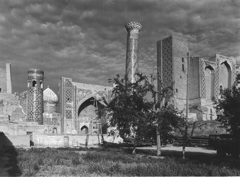 Регистан, 1947 год, Узбекская ССР, г. Самарканд. Выставка «Союз нерушимый республик свободных: 15 республик СССР и их 15 столиц» с этой фотографией.
