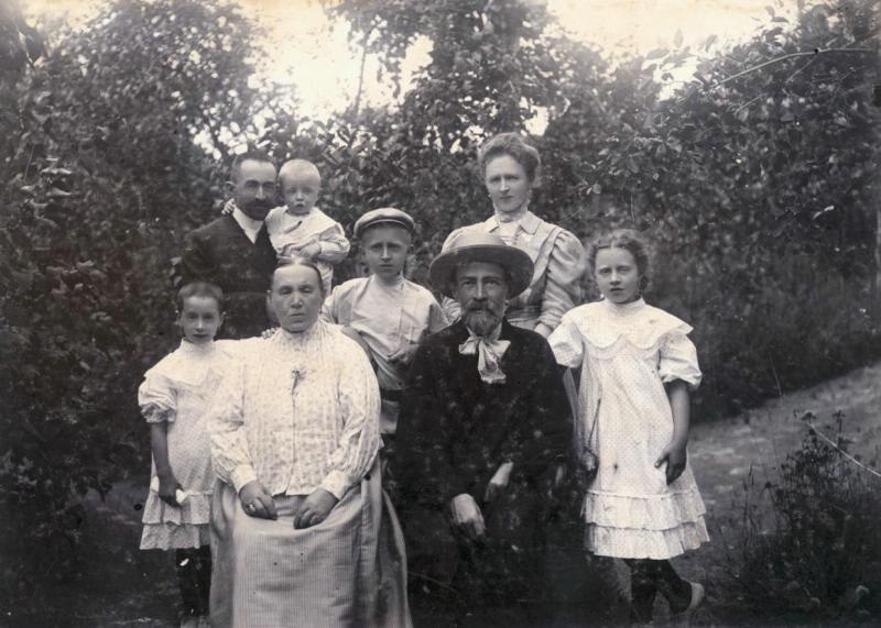 Портрет семьи фотографа Павла Левинского со священнослужителем, 1899 - 1903. Мужчина с ребенком на руках - Павел Левинский.