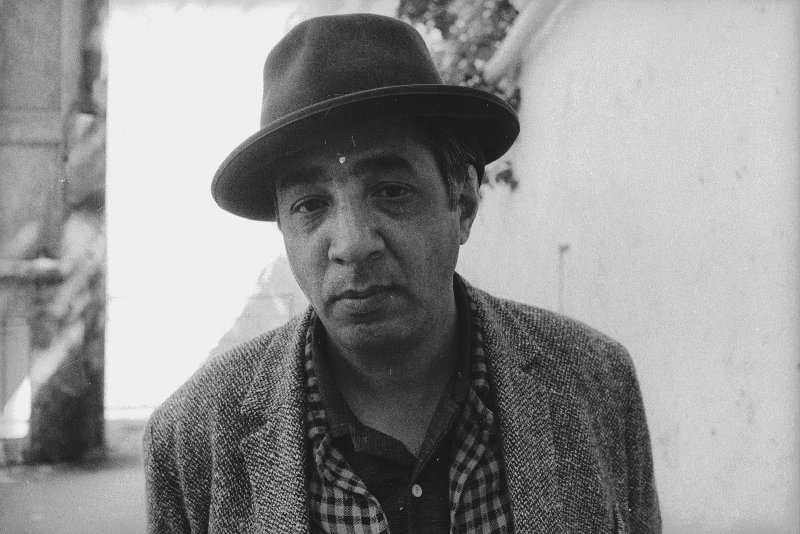 Армянский художник Вруйр Галстян, 1967 год, Армянская ССР. Выставка «Без погон, но в шляпе» с этой фотографией.