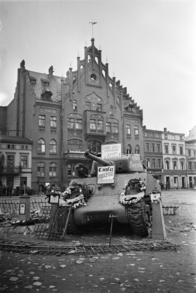 Бои за Восточную Пруссию: советские войска в Черске, март 1945, Восточная Пруссия, г. Черск. Территория современной Польши.Танк был установлен на могиле командира батальона 116 танковой бригады майора Ивана Лагутина на площади Старый рынок в городе Конитц, ныне Хойнице (Choinice).