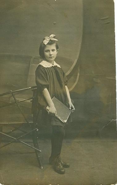Девочка с книгой, 1920-е, г. Петроград. Петроград - название Санкт-Петербурга с 18 августа 1914 года до 26 января 1924 года.