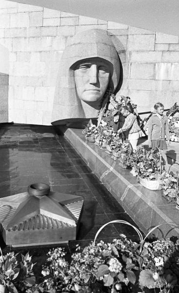 Вечный огонь у обелиска, 1970-е, Куйбышевская обл., г. Куйбышев