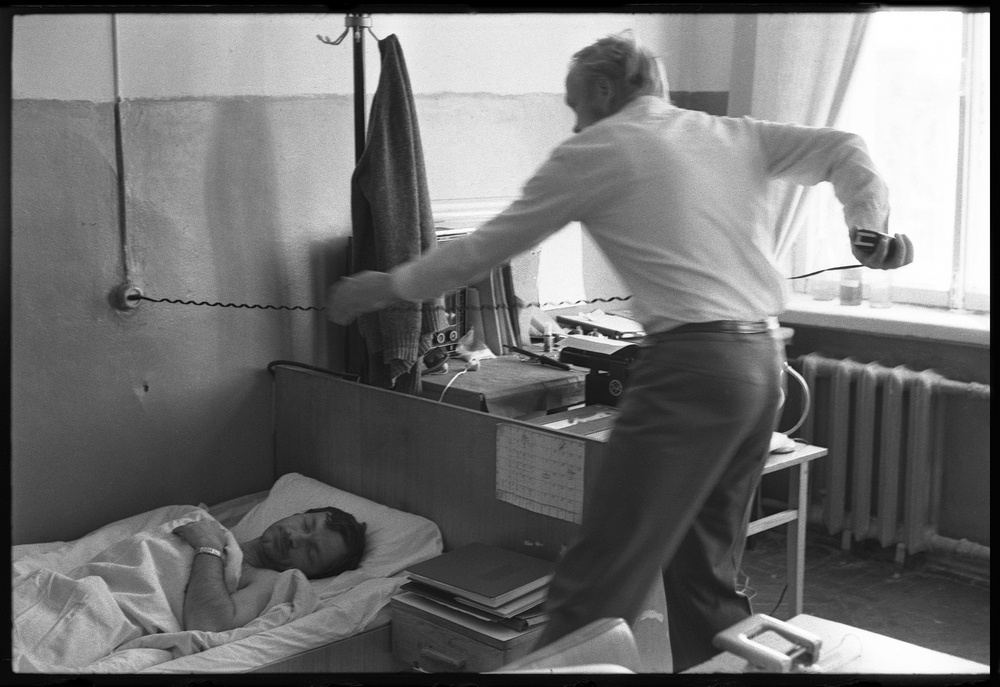 Утро в общежитии ЛИКИ, 2 июня 1982, г. Ленинград, Набережная Фонтанки. Выставка «Спать хочется...» с этой фотографией.