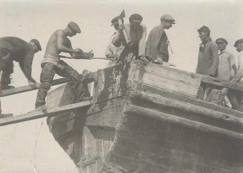 Ремонт шлюпки на берегу Волги, 1920-е