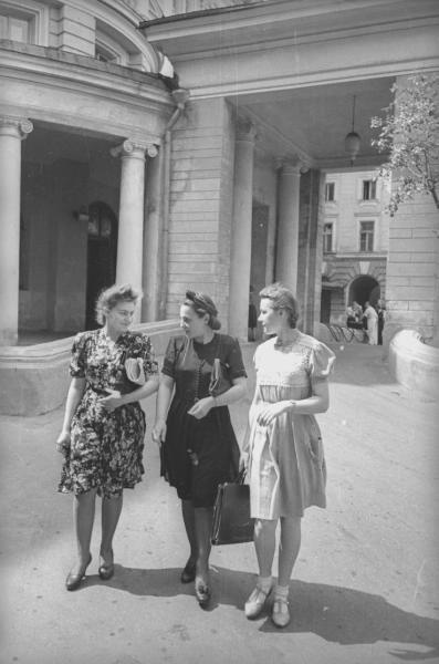 Студентки Московской консерватории, 1945 - 1955, г. Москва. Выставка «Фотограф Иван Шагин» с этой фотографией.