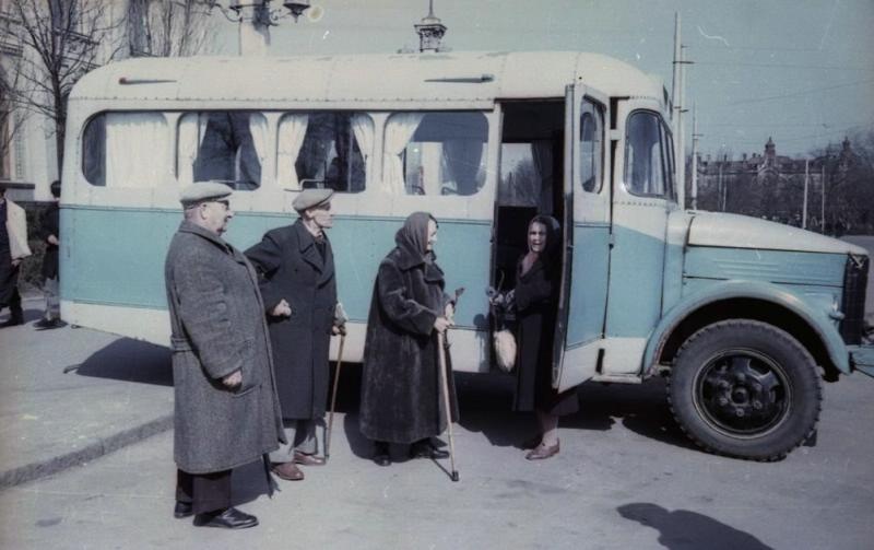 Деятели цирка возле автобуса, 1959 - 1961, Украинская ССР, г. Одесса