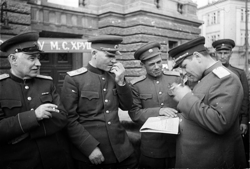 Командующий состав 1-го Украинского фронта, 30 июля 1944, Украинская ССР, г. Львов. Завершение Львовско-Сандомирской операции.Слева направо – Народный комиссар иностранных дел УССР полковник Дмитрий Захарович Мануильский, командующий войсками 1-го Украинского фронта маршал Иван Степанович Конев, 1-й секретарь Львовского обкома партии генерал-майор Иван Самойлович Грушецкий, начальник Политуправления 1-го Украинского фронта генерал-лейтенант  Сергей Савельевич Шатилов.&nbsp;
