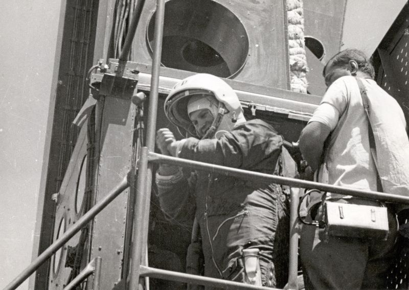 Валентина Терешкова перед стартом у лифта космического корабля, 16 июня 1963, Казахская ССР. Валентина Терешкова – первая в мире женщина-космонавт. Свой полет она совершила 16 июня 1963 года на космическом корабле Восток-6, который продолжался почти трое суток. Старт произошел на космодроме Байконур. В день своего полета Терешкова сказала родным, что уезжает на соревнования парашютистов, и о полете они узнали из новостей по радио.Выставки «Авиатриссы» и  «10 лучших фотографий космонавтов» с этим снимком.
